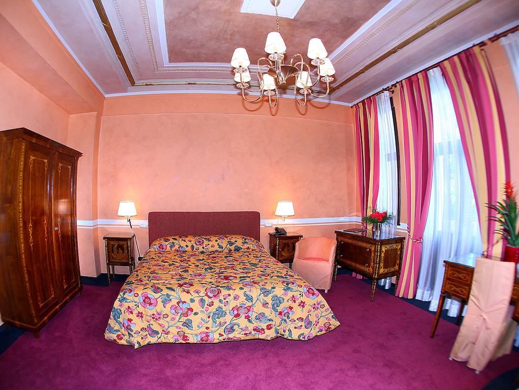 Vigo Hotel Плоєшті Екстер'єр фото