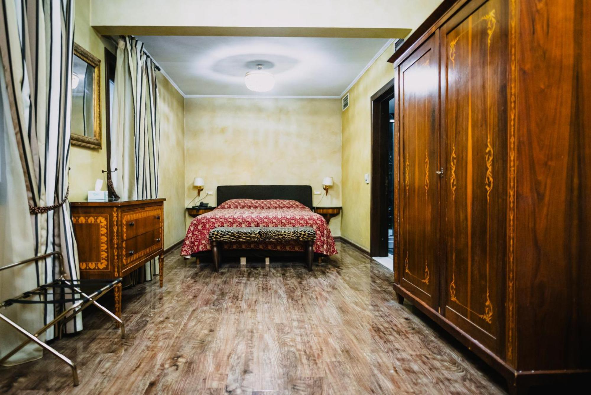 Vigo Hotel Плоєшті Екстер'єр фото