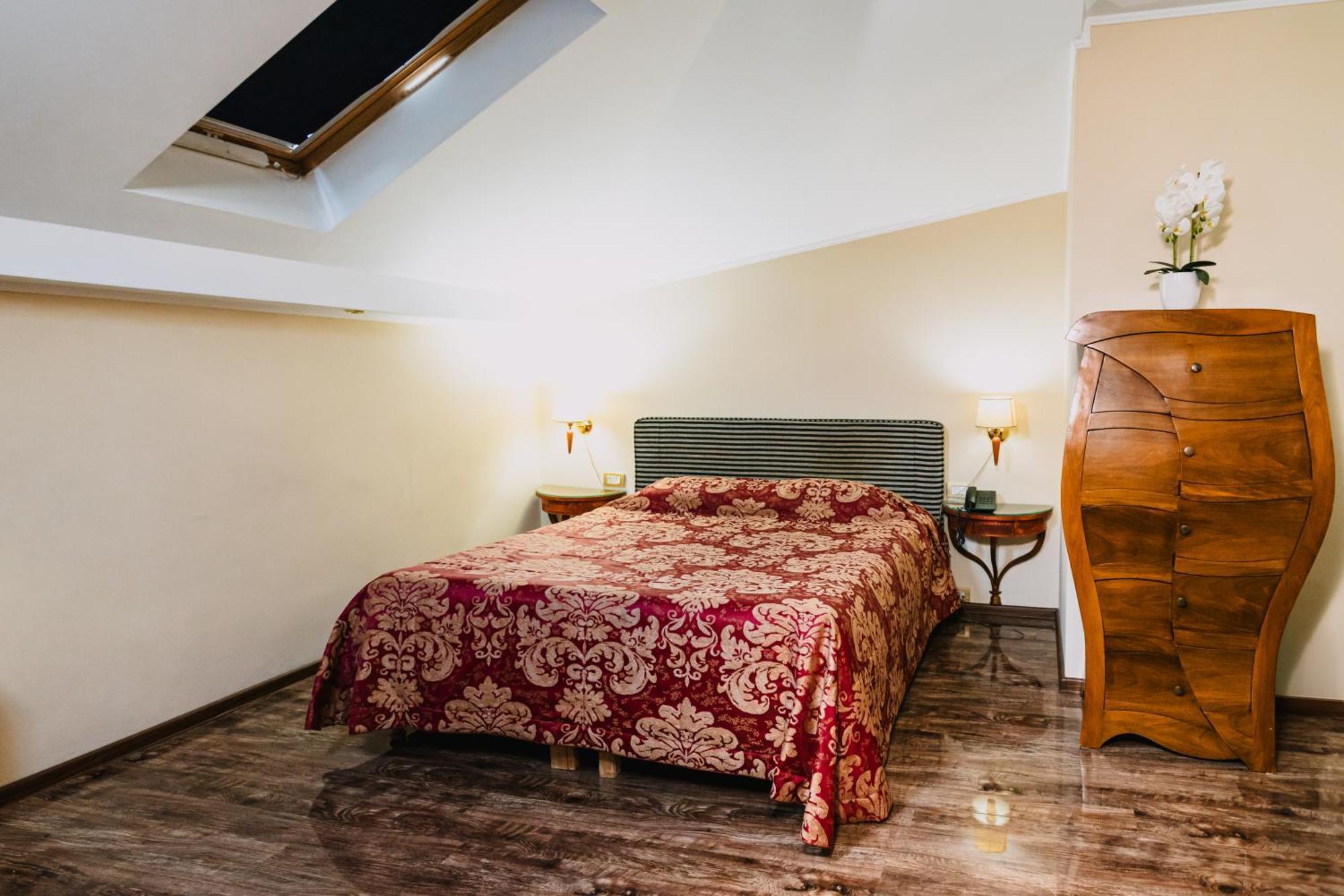 Vigo Hotel Плоєшті Екстер'єр фото